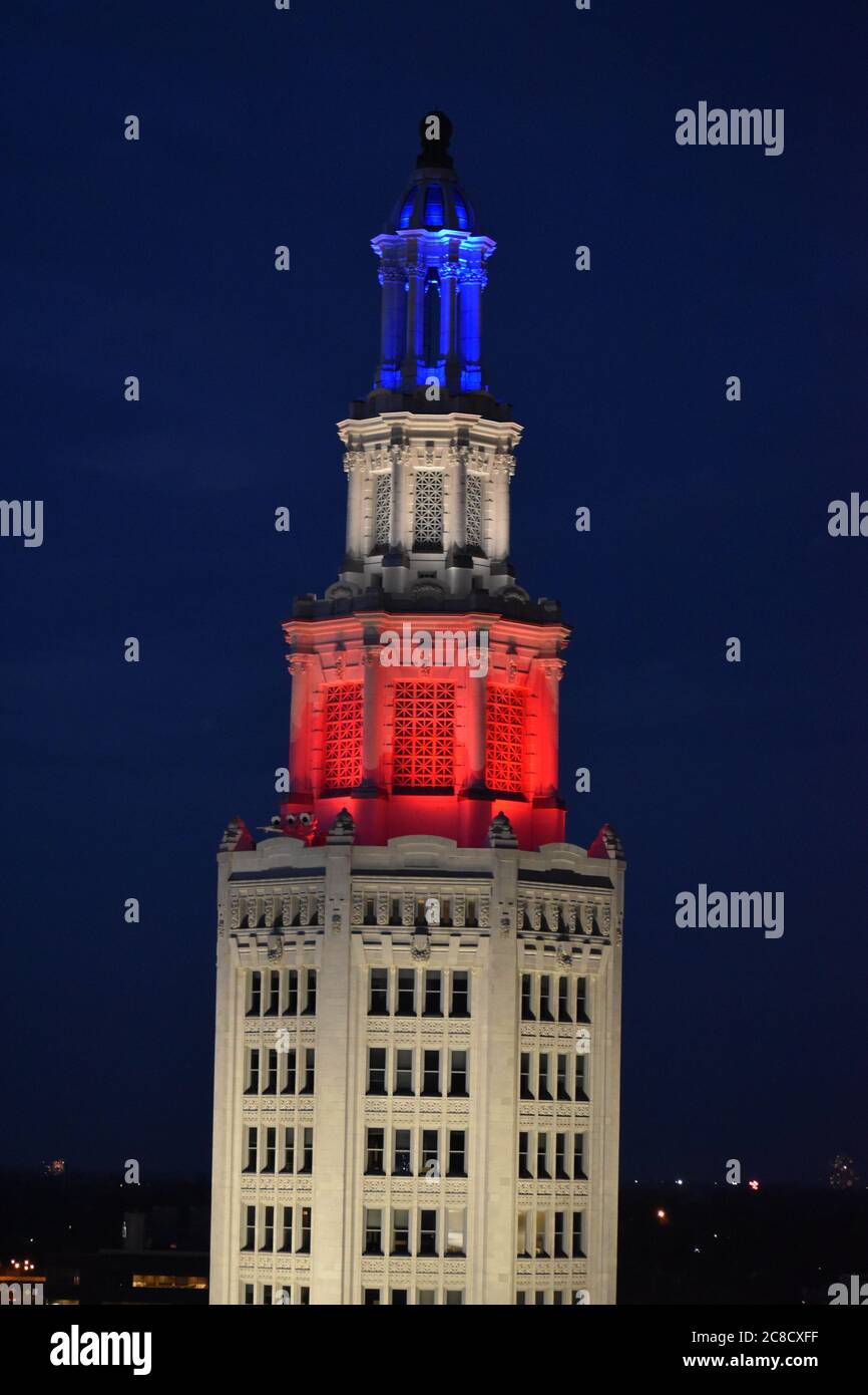 La Torre elettrica di Buffalo, NY, si è illuminata di notte. Foto Stock