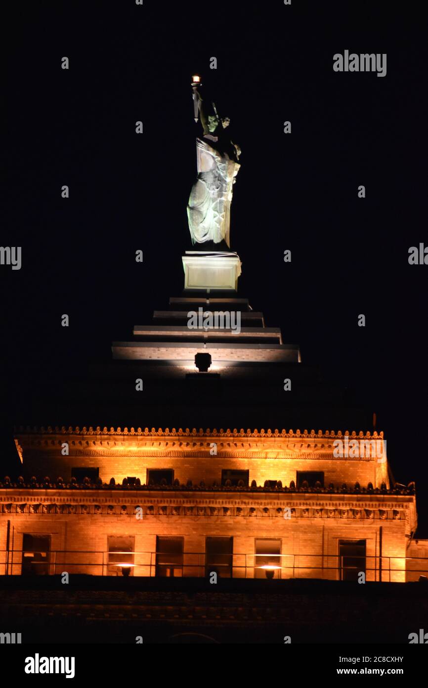 Statua sul Buffalo Liberty Building illuminata di notte Foto Stock