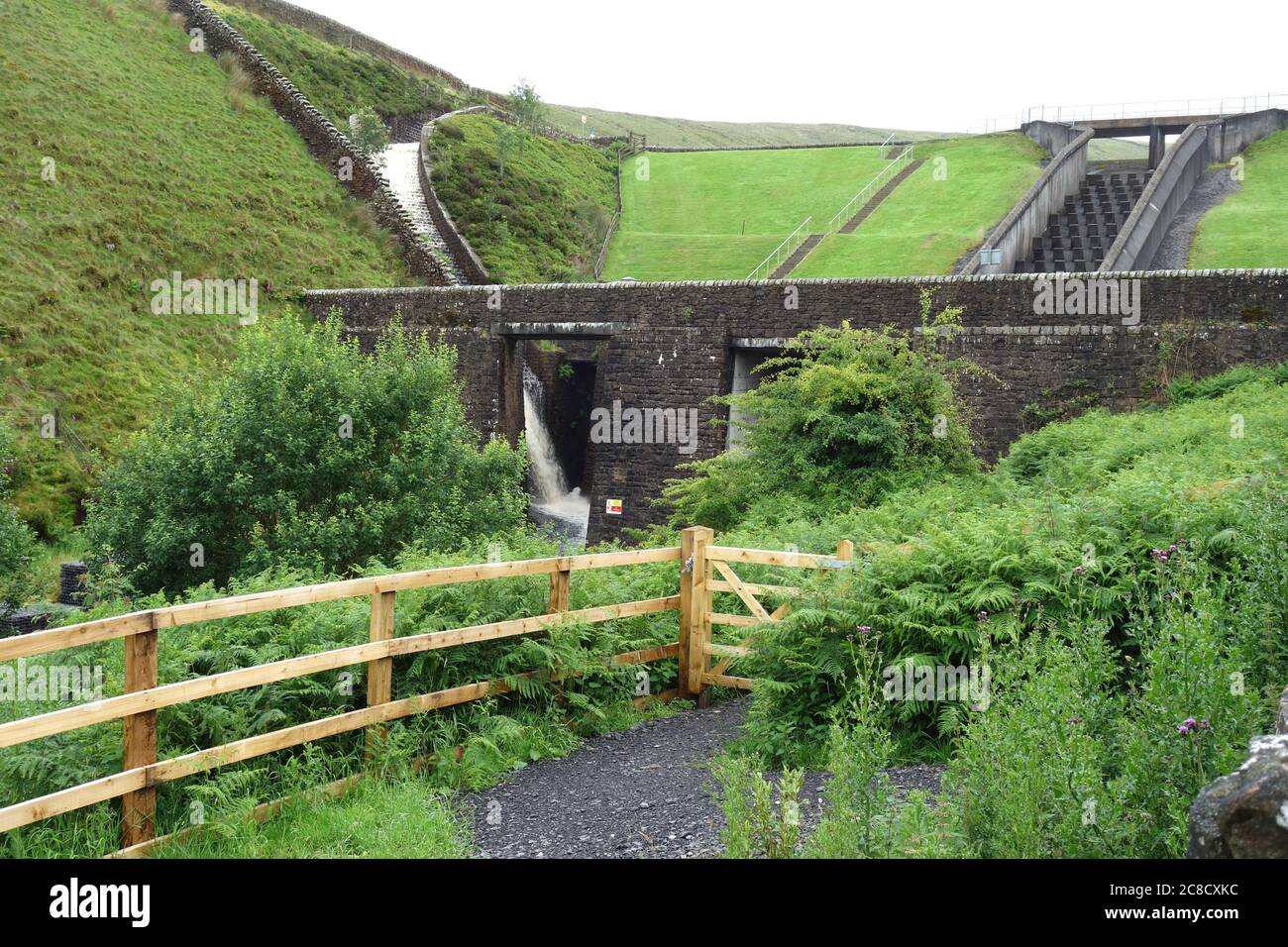 La cascata di deflusso sul lato della diga di Upper Ogden Reservoir in Ogden Clough su Pendle Hill vicino al villaggio di Barley, Lancashire, Inghilterra, Regno Unito. Foto Stock