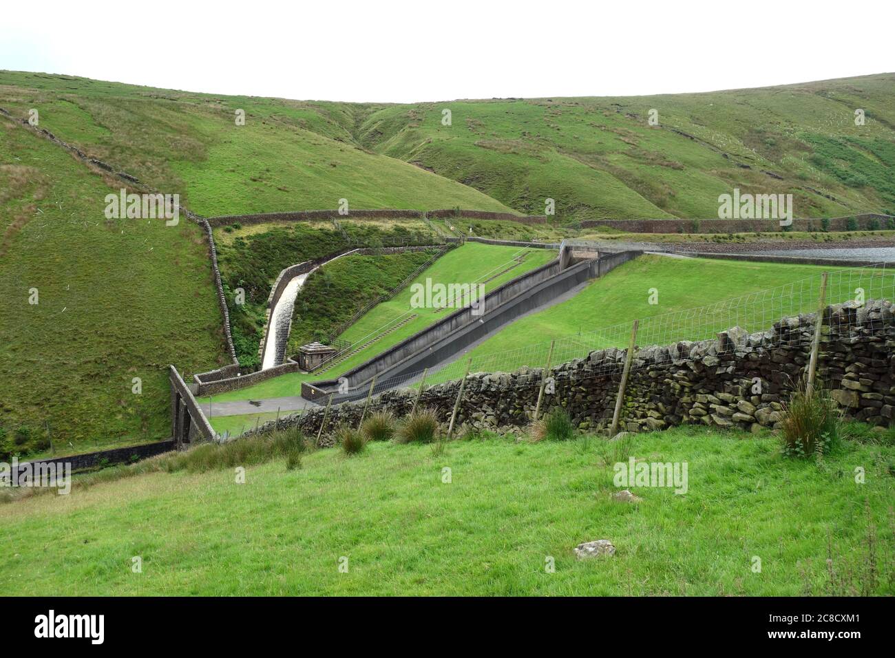 La cascata di deflusso sul lato della diga di Upper Ogden Reservoir in Ogden Clough su Pendle Hill vicino al villaggio di Barley, Lancashire, Inghilterra, Regno Unito. Foto Stock
