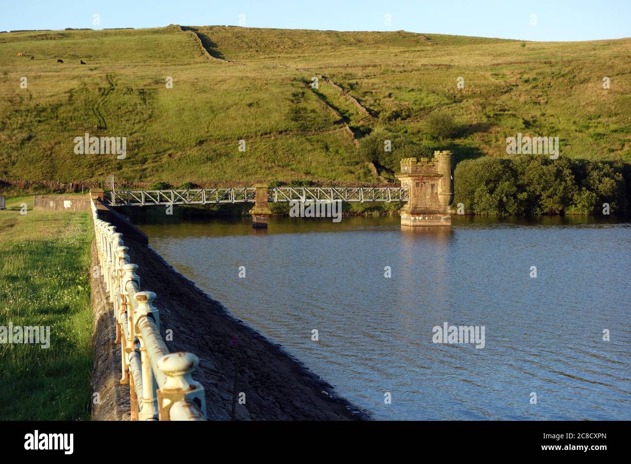 La torre castellata Value House sulla diga inferiore Ogden Reservoir vicino al villaggio di Barley da Path a Pendle Hill a Ogden Clough, Lancashire. REGNO UNITO. Foto Stock