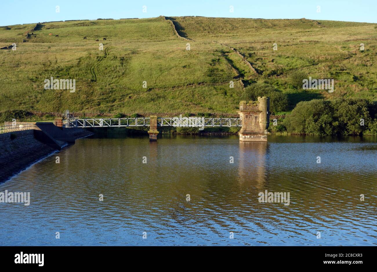 La torre castellata Value House sulla diga inferiore Ogden Reservoir vicino al villaggio di Barley da Path a Pendle Hill a Ogden Clough, Lancashire. REGNO UNITO. Foto Stock