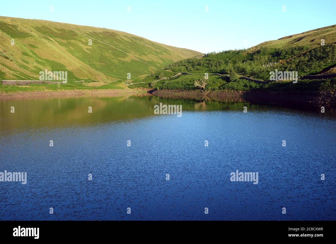 Upper Ogden Reservoir dal Muro Dam di Ogden Clough sulla collina di Pendle vicino al Villaggio di Barley, Lancashire, Inghilterra, Regno Unito. Foto Stock