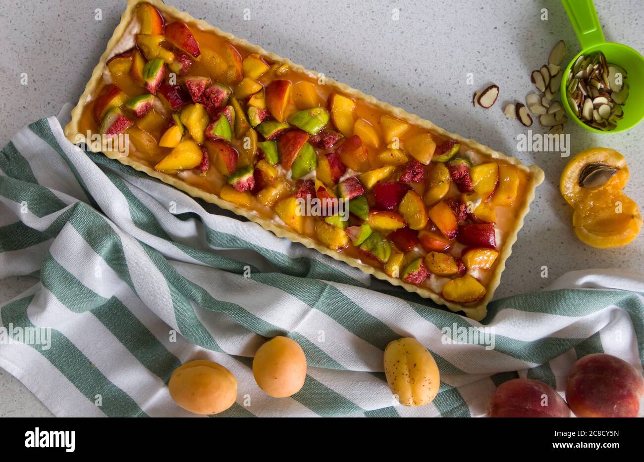 Appetitosa torta di pasta frolla con frutta estiva Foto Stock