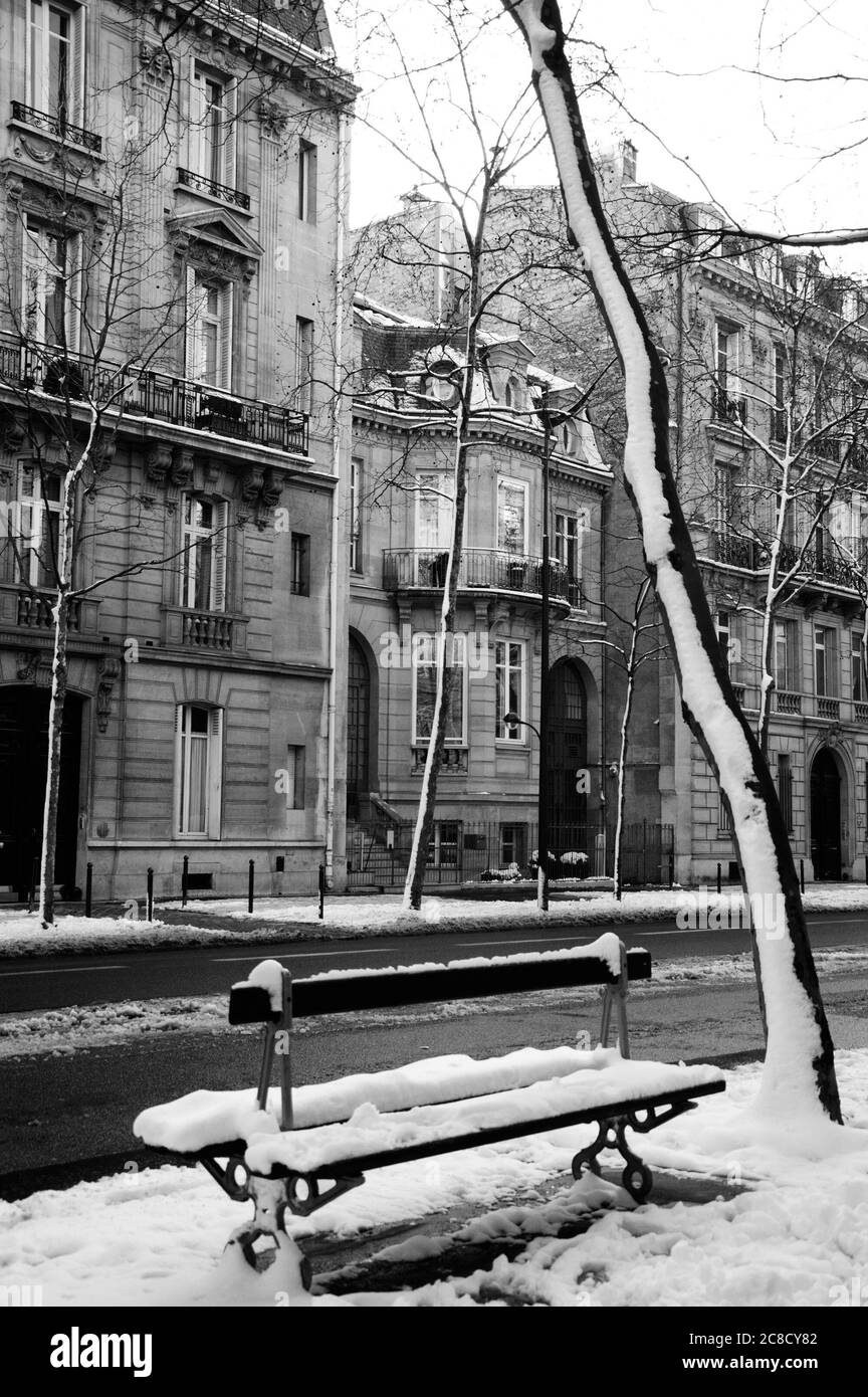 Parigi sotto la neve. Strade parigine innevate. Foto storica in bianco nero Foto Stock