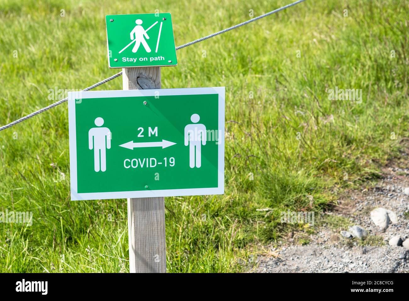 Segno lungo un percorso che ricorda la gente di rimanere due metri di distanza in un parco in Islanda durante la pandemia del covid-19 Foto Stock