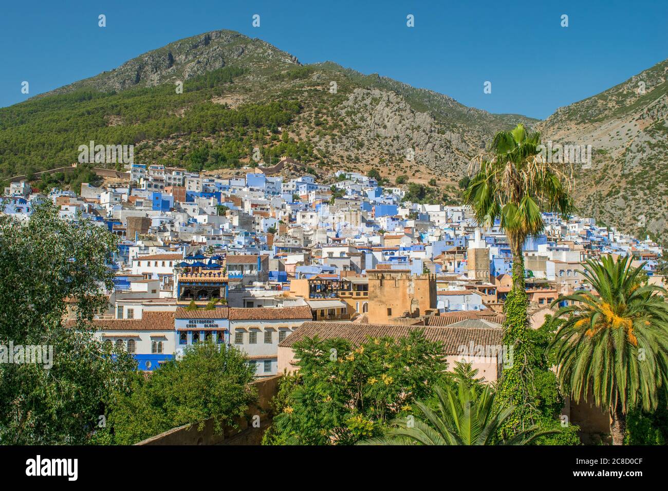 CHEFCHAOUEN, MAROCCO - 31 agosto 2018: Parte della medina di Chefchaouen, la città vecchia, con edifici e porte blu, nei monti Rif. Touri urbane Foto Stock