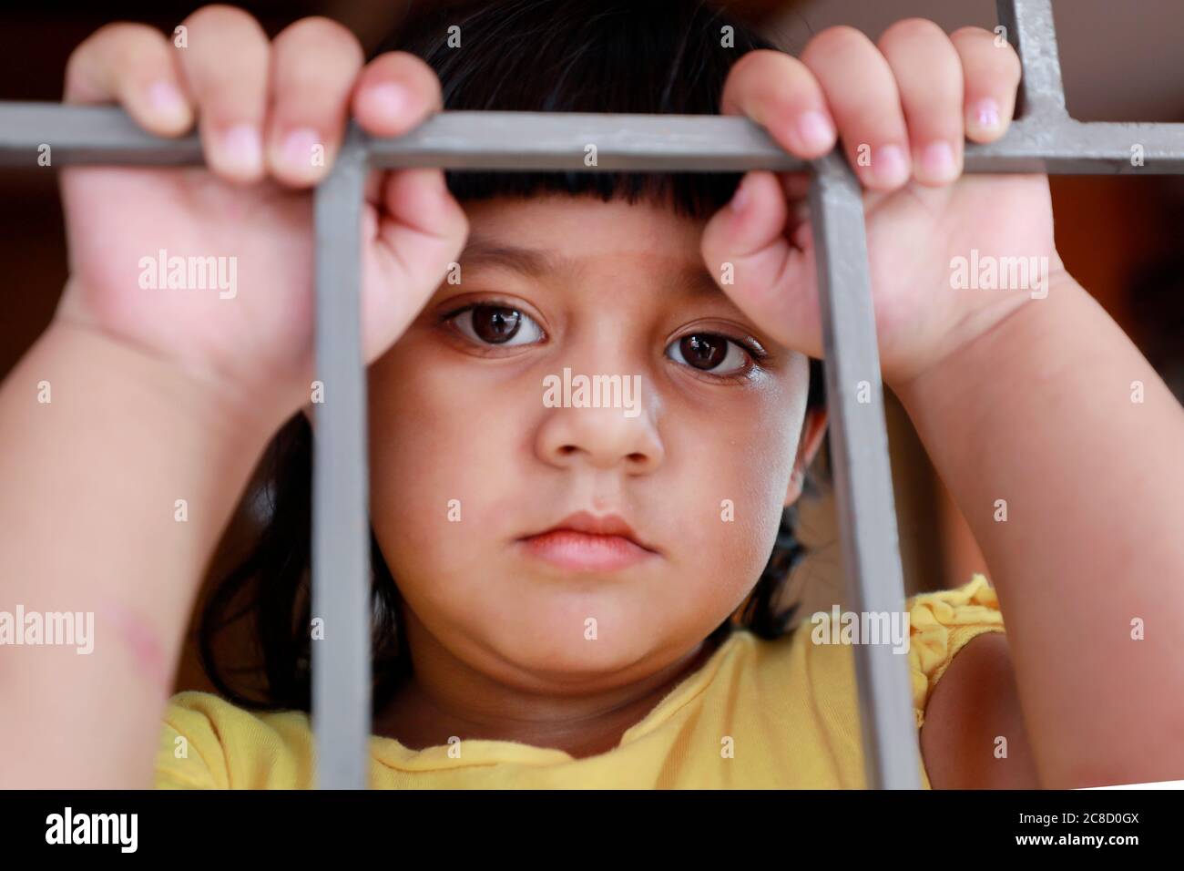 Dhaka, Bangladesh - 23 luglio 2020: I bambini del Bangladesh vivono all'interno della loro casa, poiché la loro scuola è chiusa e non possono uscire durante il giorno Foto Stock