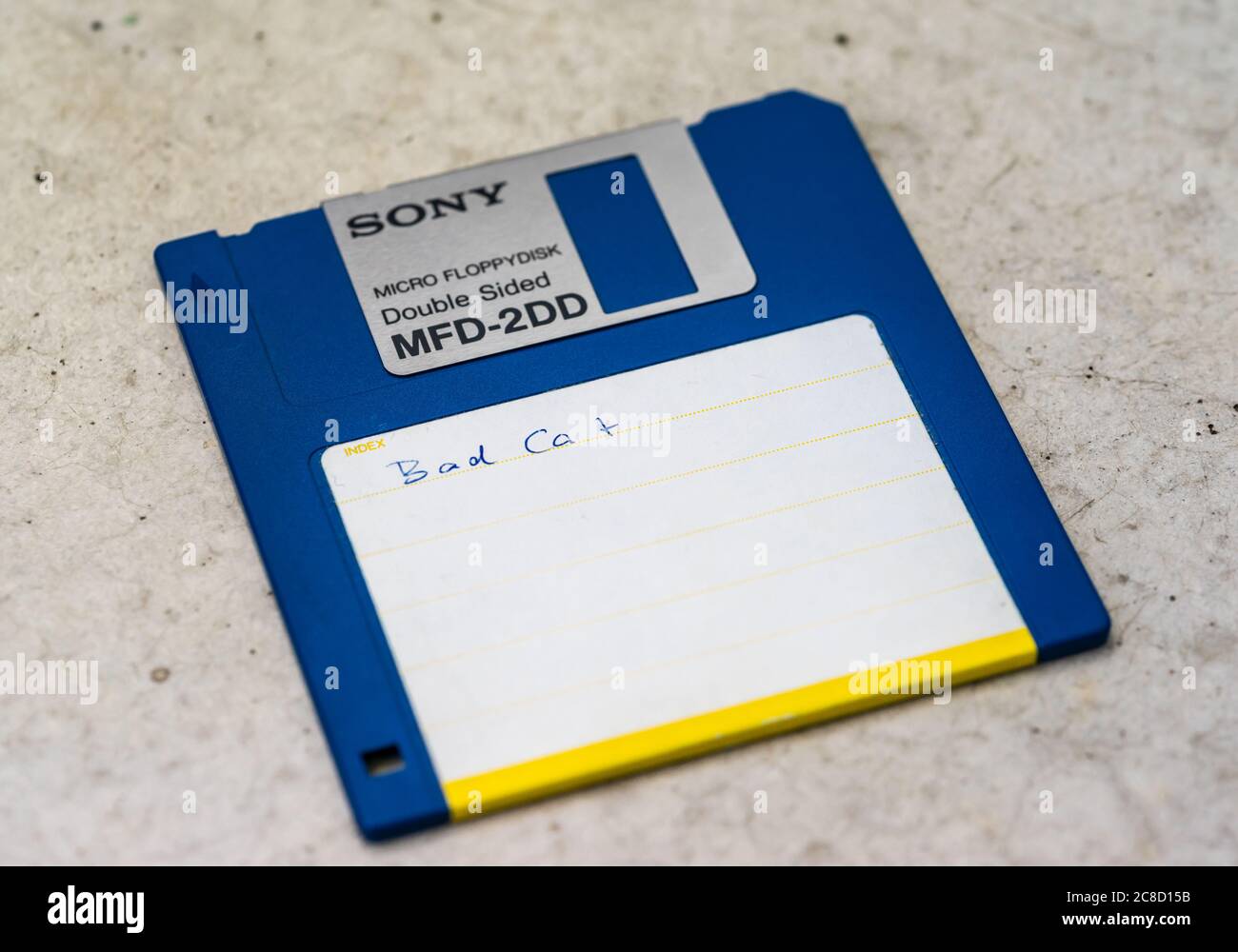 Vista frontale di un vecchio micro floppy disk obsoleto Foto Stock