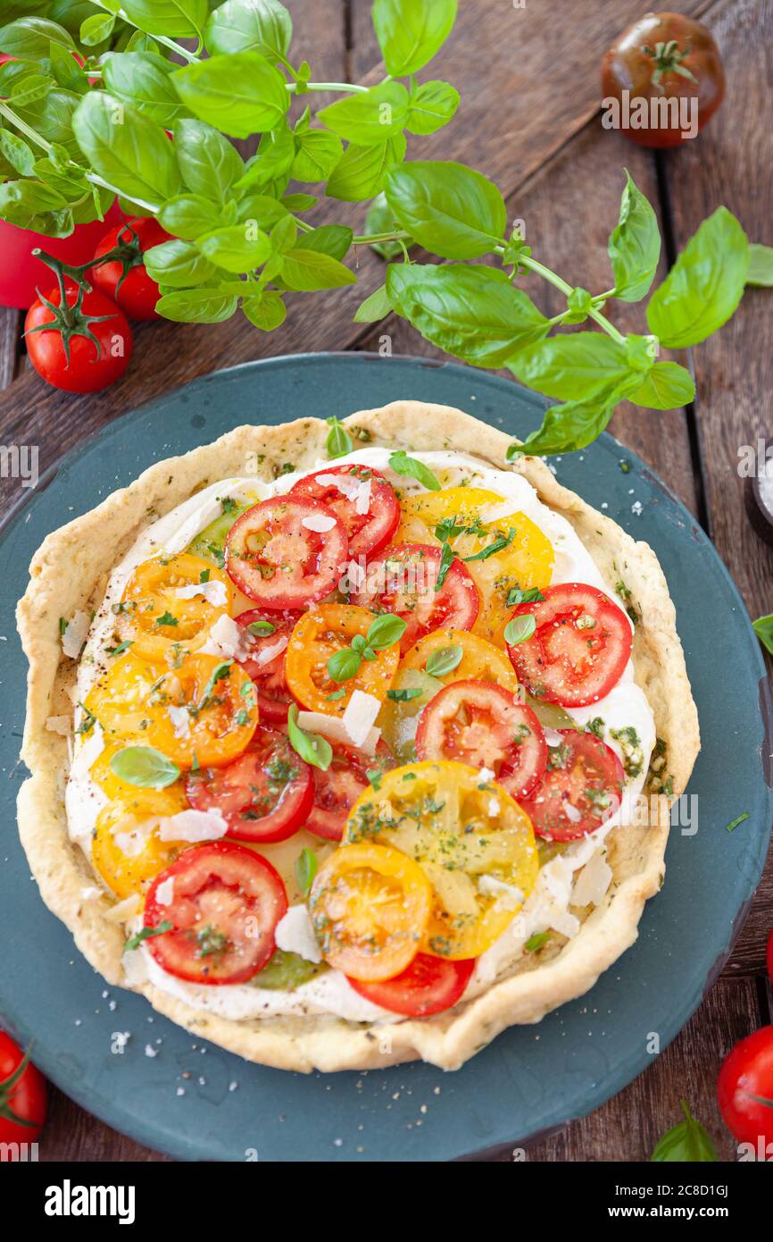 Quiche salate a base di crosta corta con pomodori freschi Foto Stock