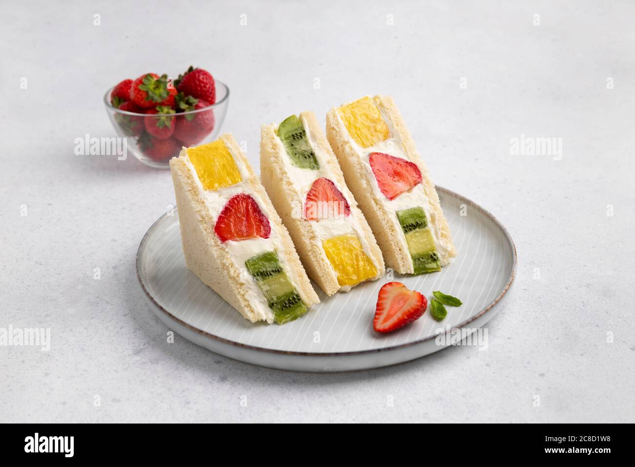 Panino di frutta dolce giapponese con fragola, ananas e kiwi Foto Stock