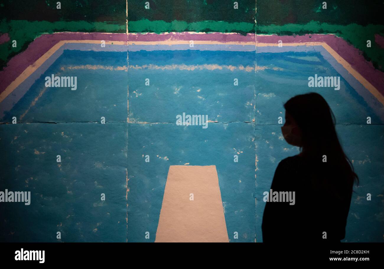 Sotheby’s, Londra, Regno Unito. 23 luglio 2020. Anteprima dell’asta e della mostra di Sotheby che si estende per mezzo millenario di storia dell’arte da Rembrandt a Richter, in una fotocellula socialmente distanziata. Immagine: David Hockney, piscina su un giorno nuvoloso con pioggia (Pool di carta 22), stima £4-6 milioni. L'opera d'arte appartiene alla sua celebre serie "Paper Pool", ispirata alla piscina dell'amico di Hockney, Kenneth Tyler, a Bedford Village, New York. Credit: Malcolm Park/Alamy Live News. Foto Stock