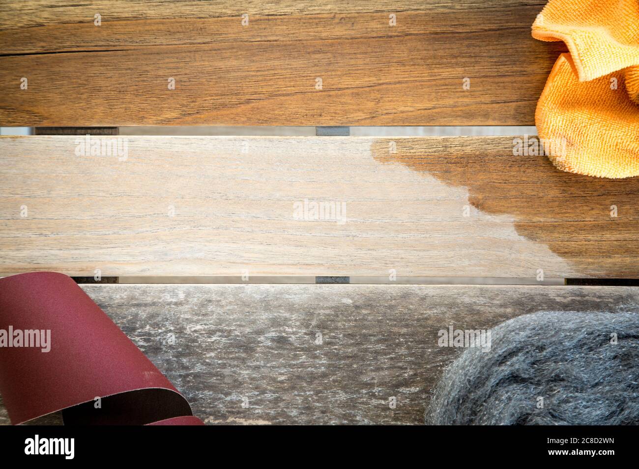 Carta vetrata e panno ad olio su tavola da giardino in legno dopo la levigatura e l'olatura, lavoro in corso, spazio per la copia Foto Stock