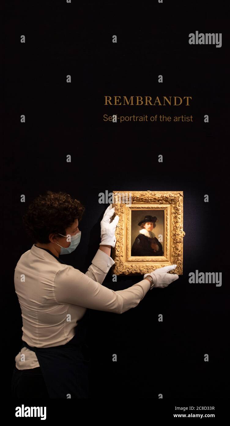 Sotheby’s, Londra, Regno Unito. 23 luglio 2020. Anteprima dell’asta e della mostra di Sotheby che si estende per mezzo millenario di storia dell’arte da Rembrandt a Richter, in una fotocellula socialmente distanziata. La vendita serale si svolge il 28 luglio. Immagine: Rembrandt, Autoritratto dell'artista, di mezza lunghezza, 1632, stima £12-16 milioni. Uno dei tre autoritratti dipinti di Rembrandt che rimangono in mani private. Credit: Malcolm Park/Alamy Live News. Foto Stock