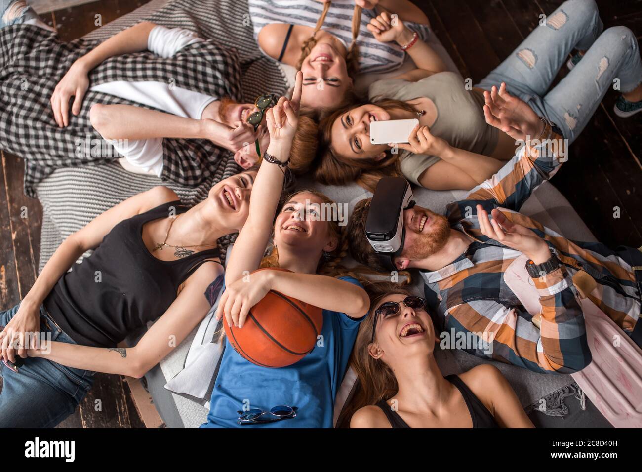 Amici felici che si trovano in cerchio e divertirsi a casa Foto Stock