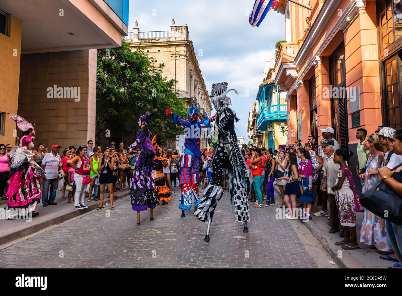 L'Avana / Cuba - 04.16.2015: Colorati camminatori a stilt che ballano durante il Festival Internazionale della Danza in Paesaggi urbani 'l'Avana Vecchia, Città in movimento' Foto Stock