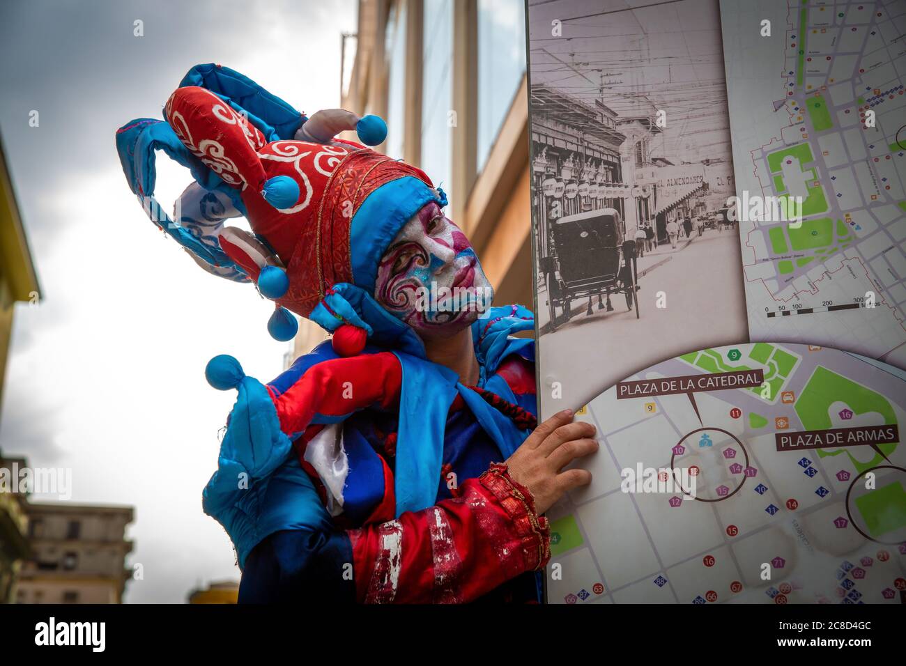 L'Avana / Cuba - 04.16.2015: Coloratissima passeggiate in palafitta durante il Festival Internazionale della Danza in Paesaggi urbani 'l'Avana Vecchia, Città in movimento' Foto Stock