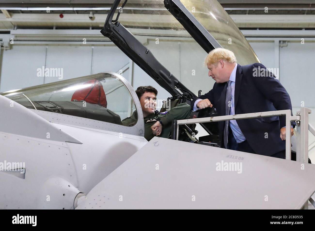 Il primo ministro Boris Johnson parla ad un pilota seduto all'interno di un jet da combattimento Typhoon a RAF Lossiemouth, Moray, durante una visita alle Highlands e alle isole settentrionali della Scozia. Foto Stock