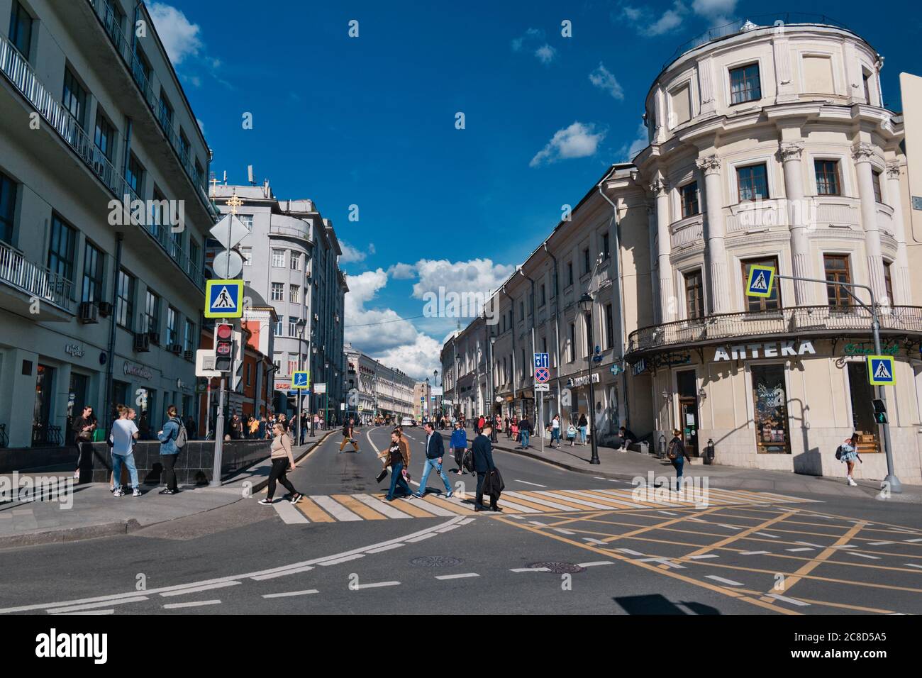 Mosca, Russia - 23 lug 2020: Vista panoramica generale sull'architettura tradizionale di Mosca. Vita cittadina nelle strade centrali della città. I cittadini vanno Foto Stock