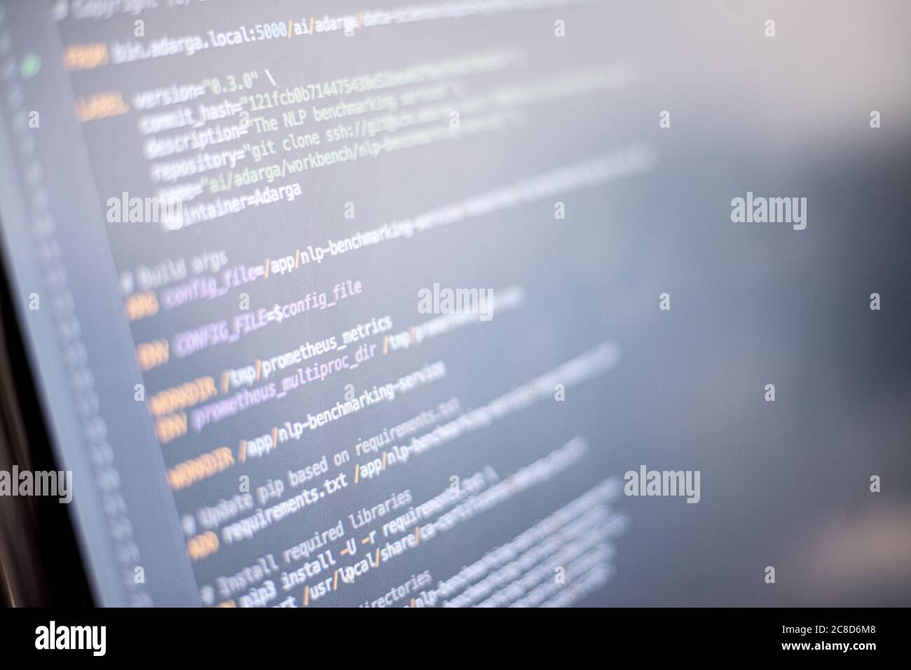 Monitor del computer che sta riproducendo il codice software Foto Stock