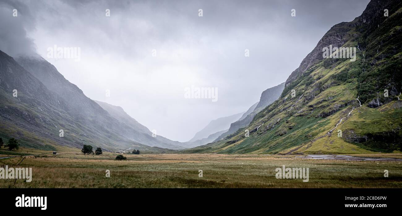 Vista panoramica sulle montagne e sulla valle vicino a Glencoe Foto Stock