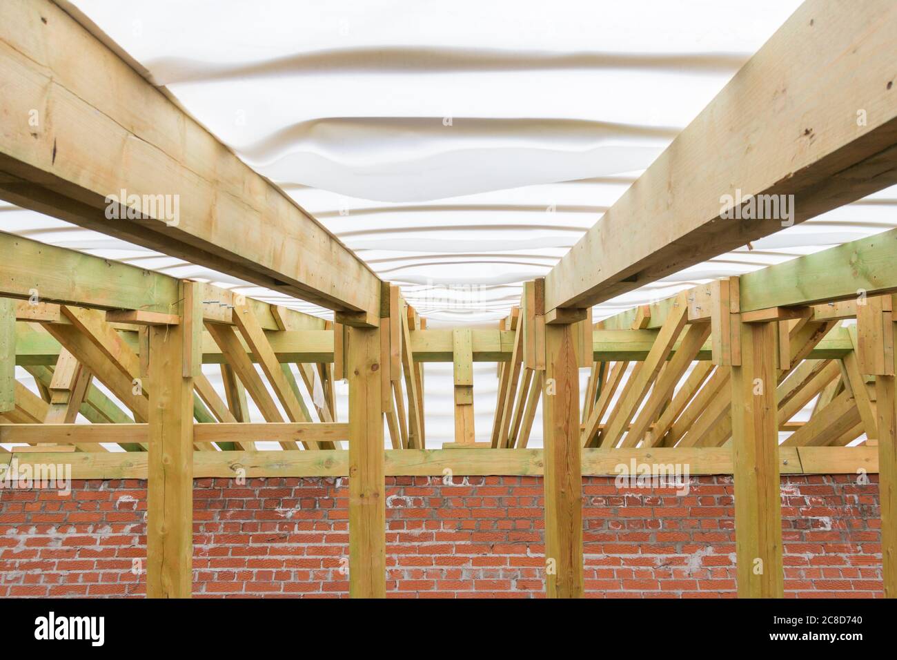 Sistema di travi di un tetto in legno. Costruzione in legno. La costruzione del tetto di un edificio residenziale. Foto Stock