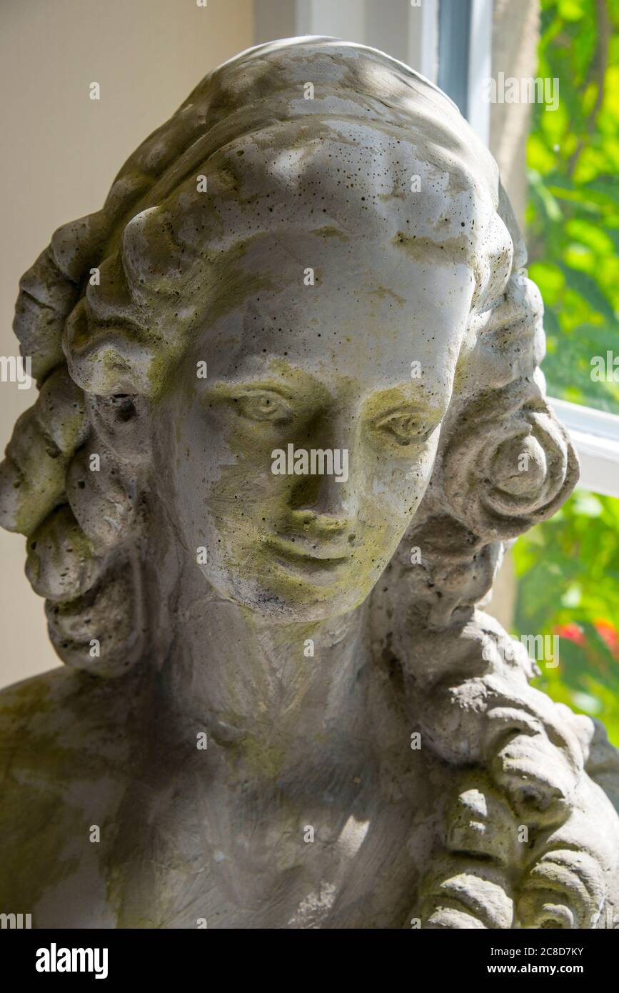 Giovane Donna, busto in stile 18 ° secolo, sul davanzale cottage Foto Stock