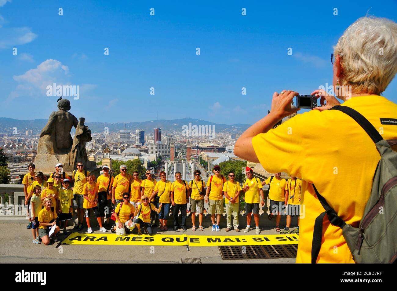 BARCELLONA, SPAGNA - SETTEMBRE 11: Un gruppo scatta una foto prima di prendere parte al rally che chiede di votare in un referendum per l'indipendenza del Catal Foto Stock