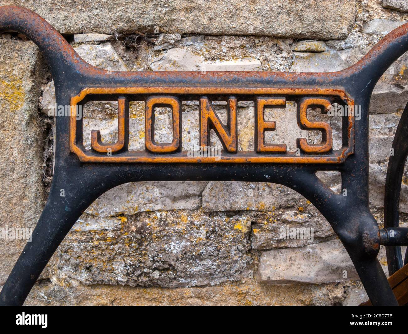 Logo della macchina da cucire Old Jones con sfondo in pietra, primo piano Foto Stock