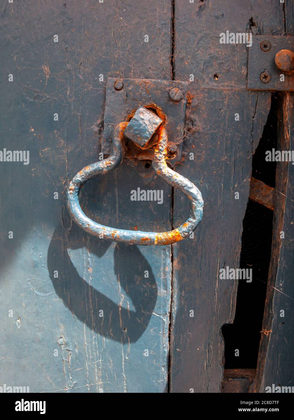 Primo piano della maniglia della porta sul vecchio sportello stabile Foto Stock