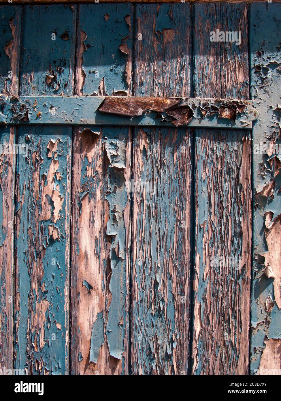 Old Cottage porta primo piano con vernice da peeling e cerniere arrugginite Foto Stock