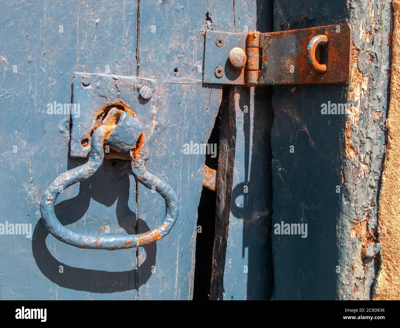 Primo piano della maniglia della porta sul vecchio sportello stabile Foto Stock