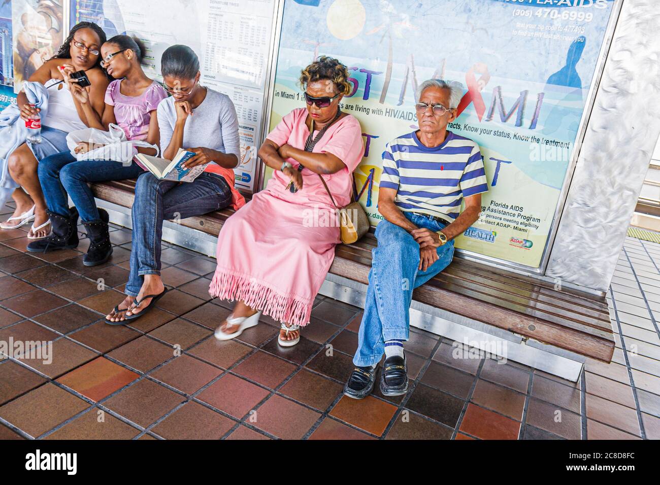 Miami Florida,Metrorail,treno,sistema di trasporto pubblico,fermata,stazione,pendolari,pendolari,neri africani africani,ispanici Latino etnici Foto Stock