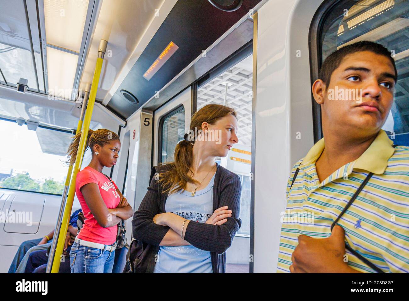 Miami Florida, Metromover, trasporto di massa, trasporto pubblico gratuito, movimentazione automatica delle persone, sistema ferroviario sopraelevato, stazione, fermata, treno, Black Blacks African A. Foto Stock