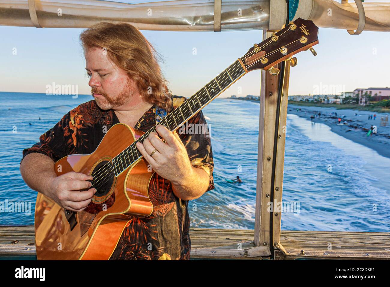 Florida Atlantic Ocean Water Brevard County, Cocoa Beach, Cocoa Beach Pier, bar bar lounge pub, all'aperto, intrattenimento, uomo uomini maschio adulti, musicista, Foto Stock