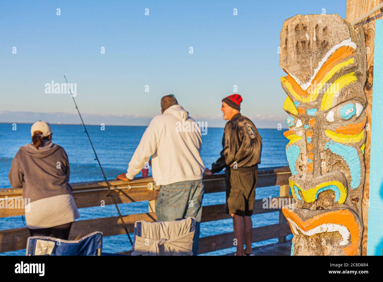 Cocoa Beach Florida, Cocoa Beach Pier, Atlantic Ocean Water Tiki, polinesiano, dipinto, uomo uomini maschio adulti, donna donna donna donna donna donna donna donna donna donna donna donna donna donna donna donna donna donna, pescatore, fis Foto Stock