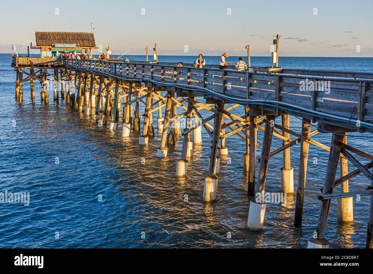 Cocoa Beach Florida, Cocoa Beach Pier, Atlantic Ocean Water mai Tiki Bar, drink bevande bevande bere, uomo uomini maschio adulti, donna donne Foto Stock