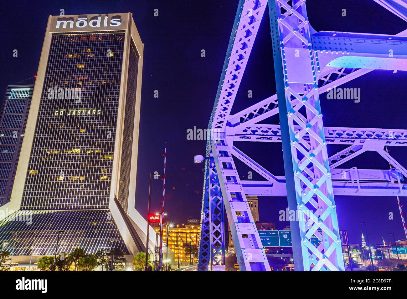 Jacksonville Florida,Saint St. Johns River Water,John Alsop Bridge,Main Street Bridgevertical lift tower,Steel frame,Structure,MODIS building,High ris Foto Stock