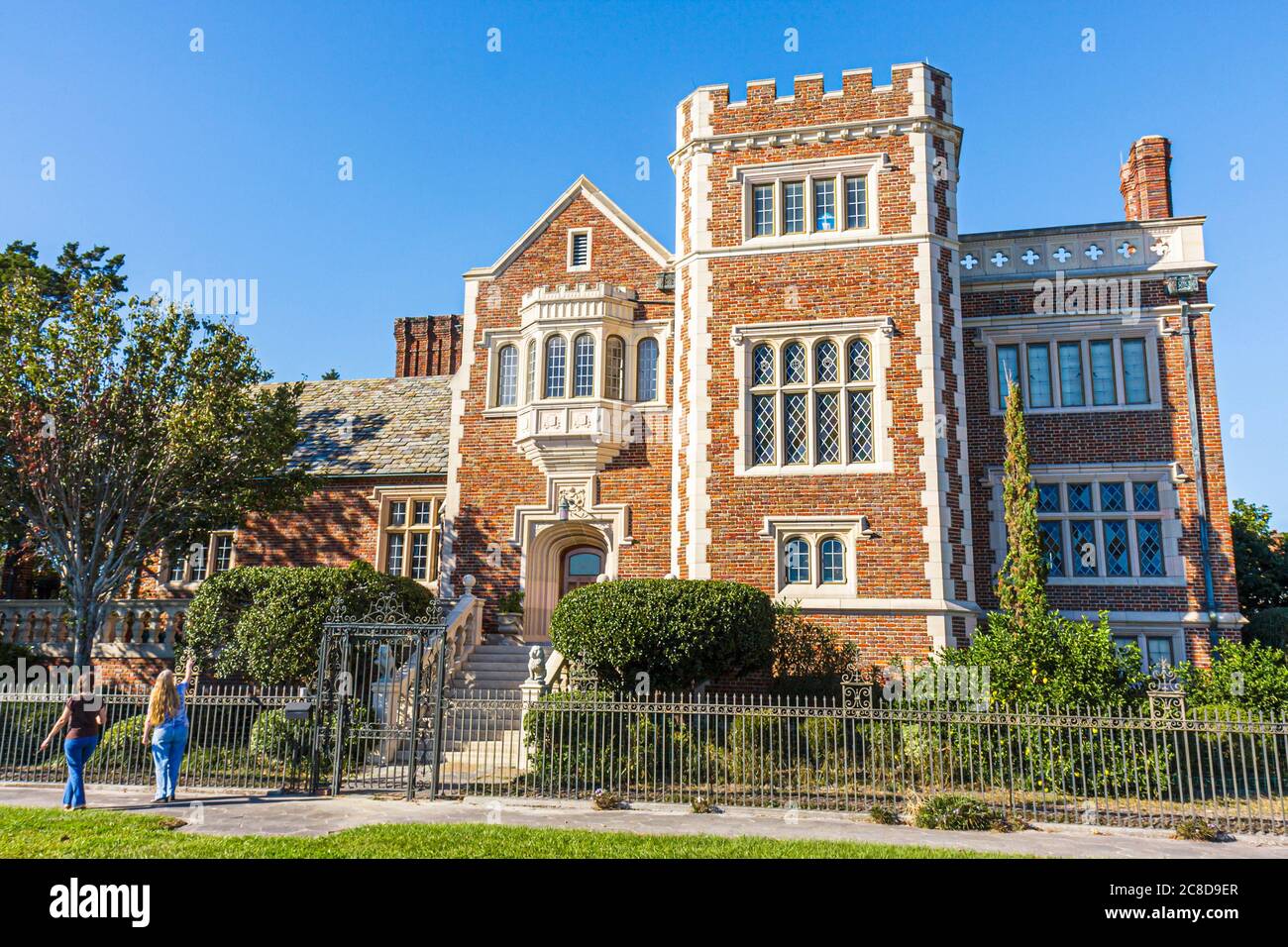 Jacksonville Florida, quartiere storico di Avondale, residenza palazzo Leon guancia Residence il Castello, stile medievale 1928 merlatura in ferro battuto Foto Stock