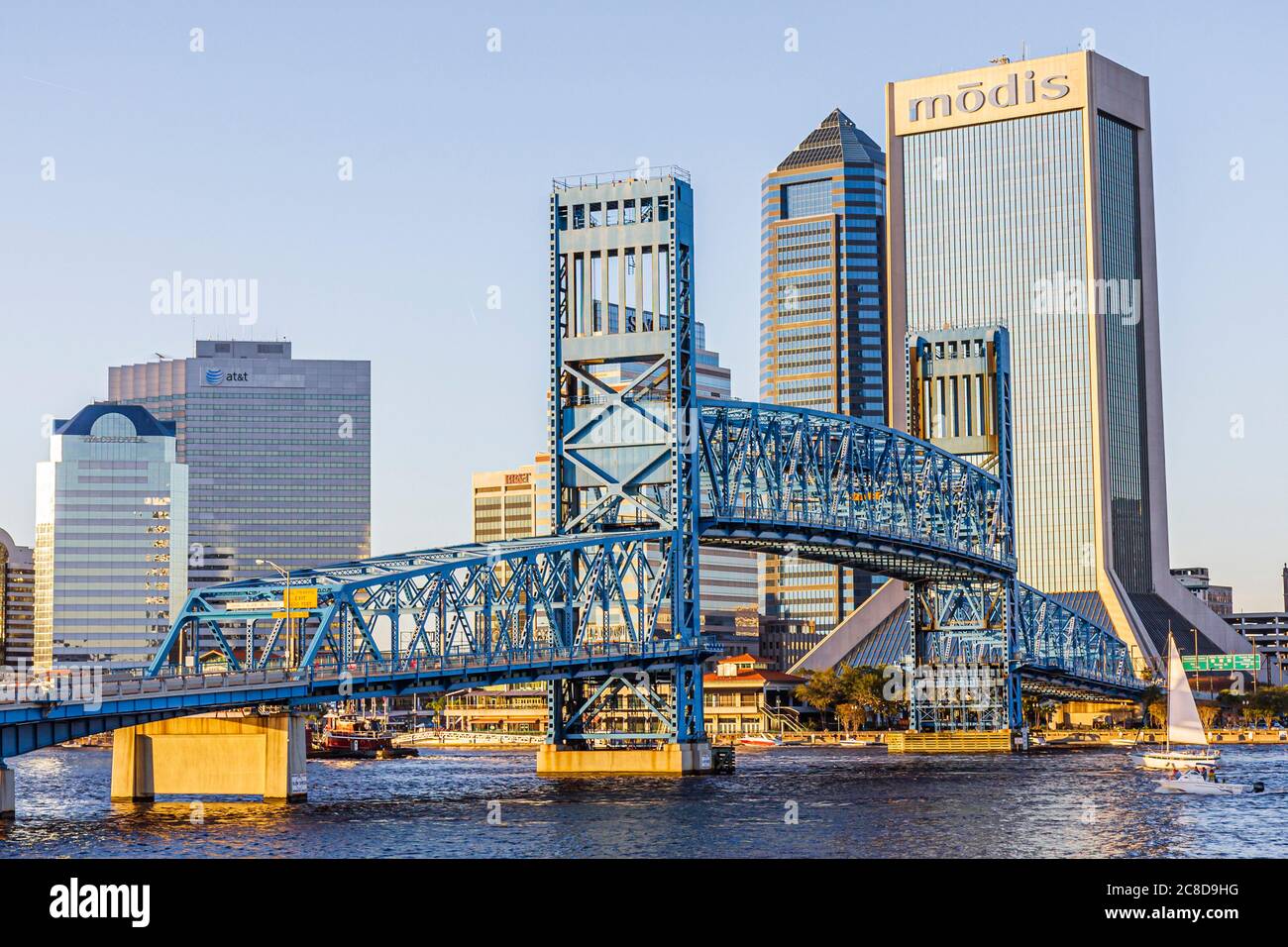 Jacksonville Florida,Saint St. Johns River Water,John Alsop Bridge,Main Street Bridge,Raised,Vertical lift,upsailboat,navigation,Downtown,City skyline Foto Stock