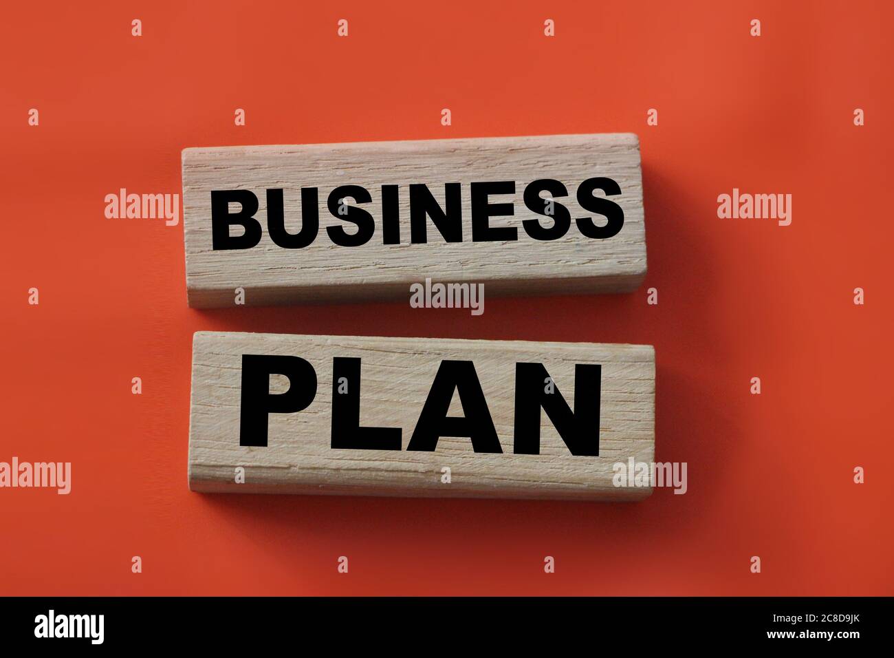 Parole di business plan su blocchi di legno in rosso. Concetto di marketing e gestione Foto Stock