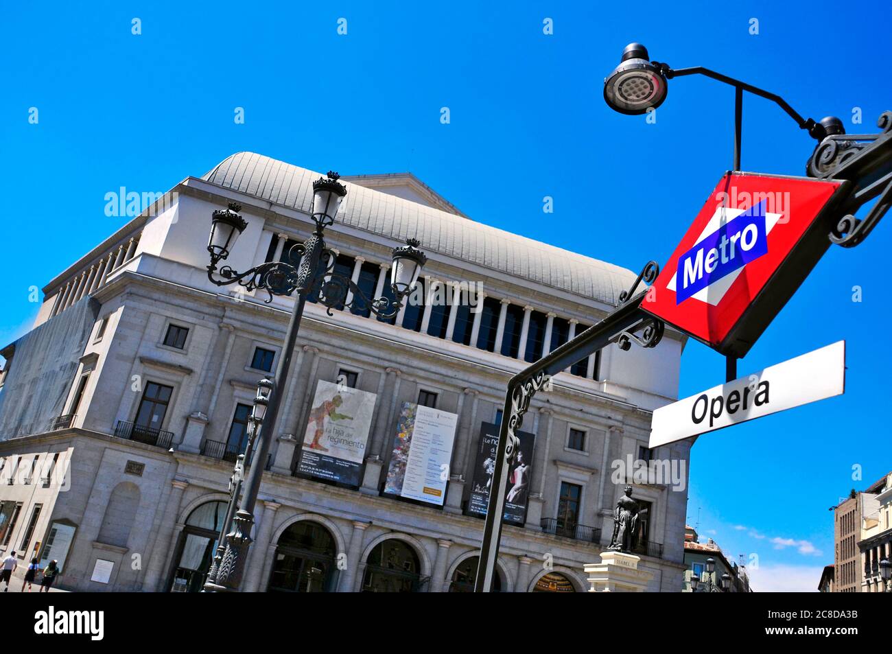 MADRID, SPAGNA - 12 AGOSTO: L'ingresso alla stazione della metropolitana Opera con il Teatro Real in background il 12 agosto 2014 a Madrid, Spagna. Foto Stock
