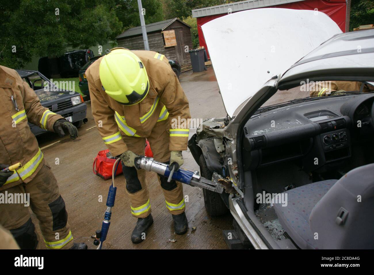 incidente d'auto, intrappolamento meccanico, attrezzatura di taglio di soccorso Foto Stock