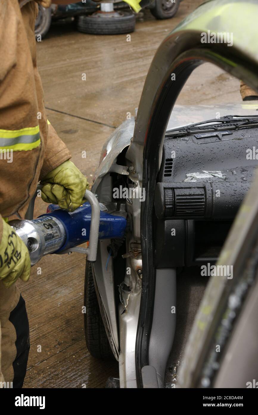 incidente d'auto, intrappolamento meccanico, attrezzatura di taglio di soccorso Foto Stock