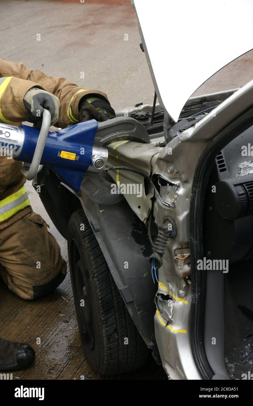incidente d'auto, intrappolamento meccanico, attrezzatura di taglio di soccorso Foto Stock