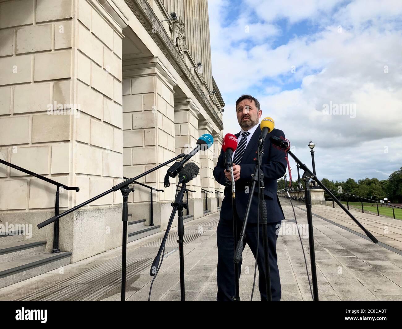 Il Ministro della Sanità Robin Swann fuori da Stormont a Belfast. I ministri esecutivi sono impostati per discutere come aumentare significativamente l'usura dei rivestimenti del viso all'interno dei negozi dell'Irlanda del Nord. Foto Stock