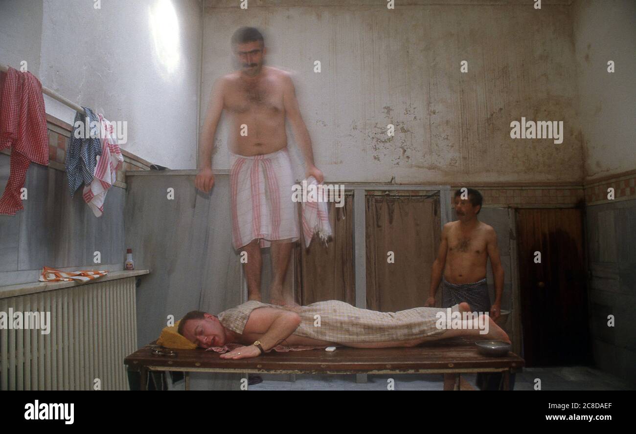 Giornalista britannico e autore John Diamond in una visita di fine settimana a Istanbul Turchia 1989. Fare un bagno turco. Foto Stock
