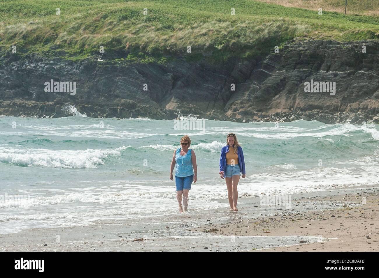 Owenahincha Beach, West Cork, Irlanda. 23 luglio 2020. In una giornata di sole e di alti 21 gradi Celsius, i turisti si sono incontrati sulla spiaggia di Owenahincha a West Cork. Credit: Notizie dal vivo di AG/Alamy Foto Stock