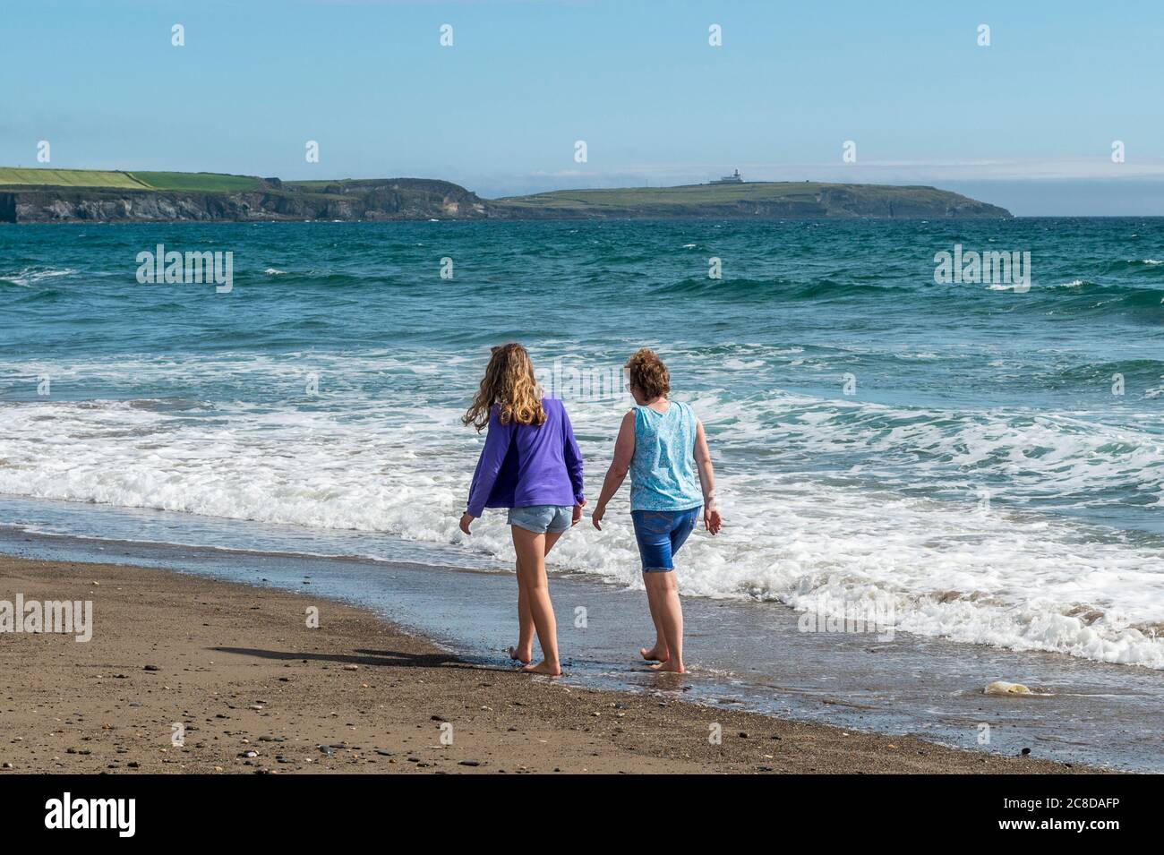 Owenahincha Beach, West Cork, Irlanda. 23 luglio 2020. In una giornata di sole e di alti 21 gradi Celsius, i turisti si sono incontrati sulla spiaggia di Owenahincha a West Cork. Credit: Notizie dal vivo di AG/Alamy Foto Stock