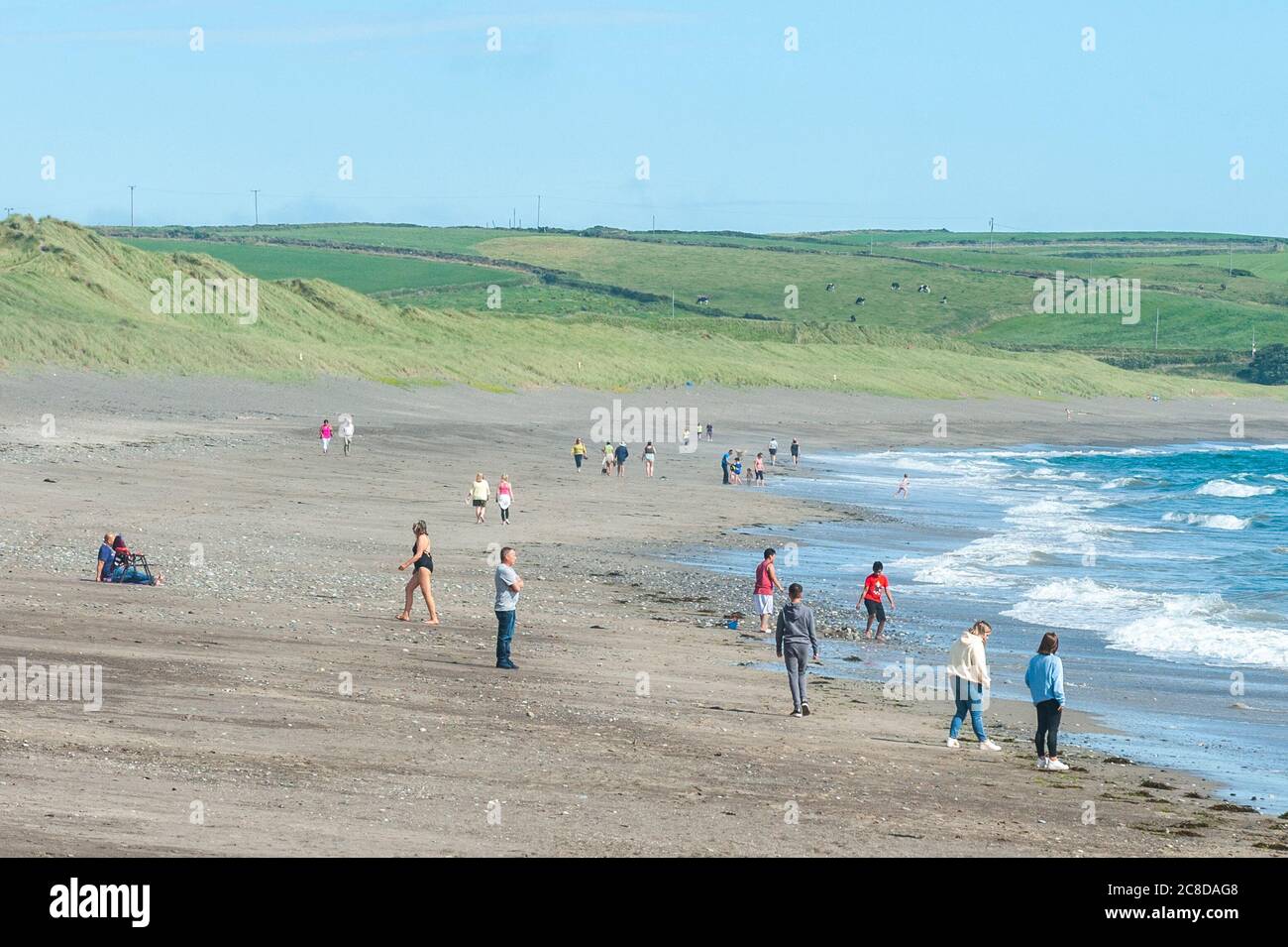 Owenahincha Beach, West Cork, Irlanda. 23 luglio 2020. In una giornata di sole e di alti 21 gradi Celsius, i turisti si sono incontrati sulla spiaggia di Owenahincha a West Cork. Credit: Notizie dal vivo di AG/Alamy Foto Stock